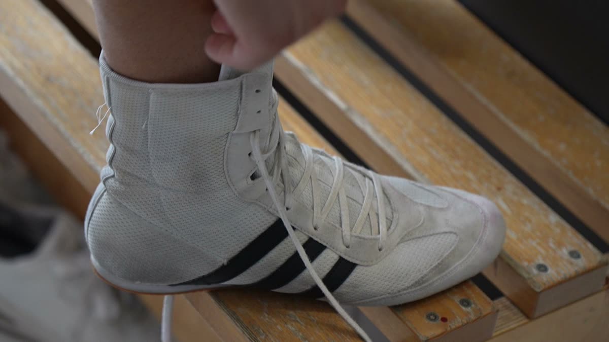 Ein Boxschuh wird geschnürt