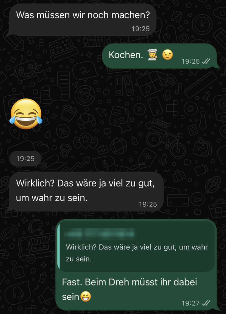 WhatsApp-Chat: Was müssen wir noch machen? Antwort: Kochen. Darauf ein lachender Smiley und: Wirklich? Das wäre ja viel zu gut, um wahr zu sein. Antwort: Fast. Beim Dreh müsst ihr dabei sein.